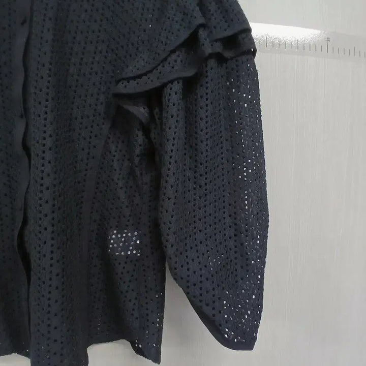[BUNJANG] Lemieux Punching Lace Frill Blouse Black / 르뮤 펀칭 레이스 프릴 블라우스 블랙
