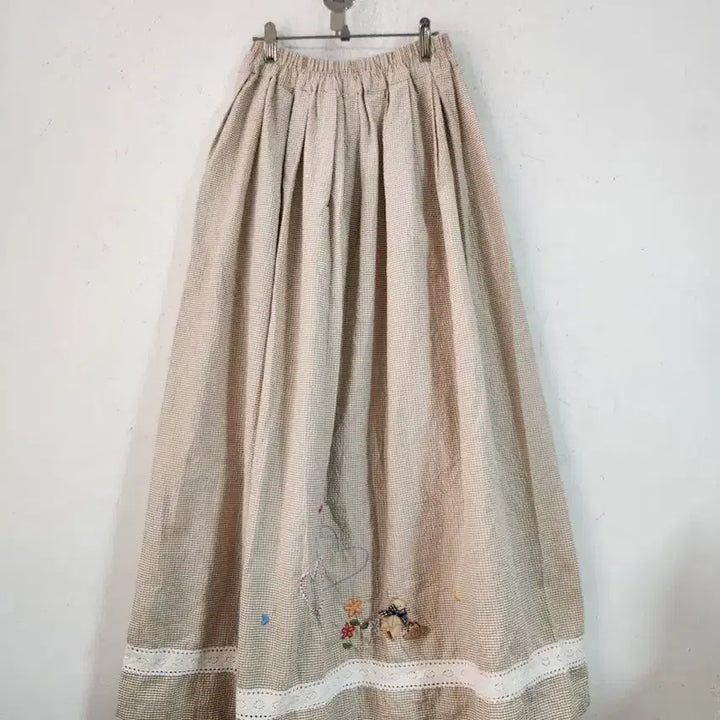 [BUNJANG] Checkered Long Skirt with Embroidered Lace Detail / 체크 롱 스커트 자수 레이스 디테일