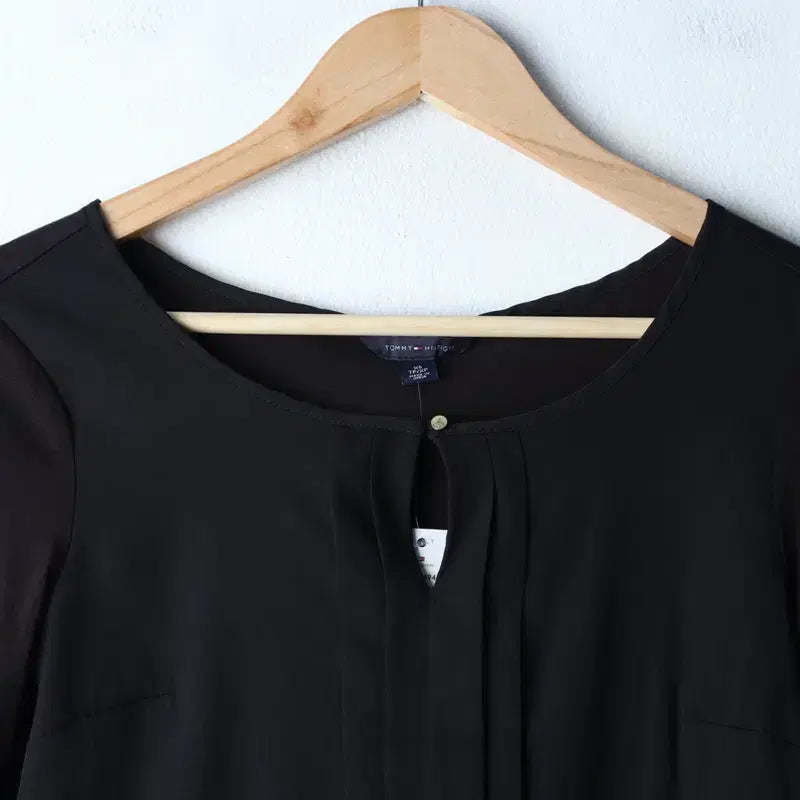 [BUNJANG] Tommy Hilfiger Short Sleeve T-Shirt - Black / W(XS-S) 타미힐피거 반팔 티셔츠 새상품 블라우스 블랙-76CE