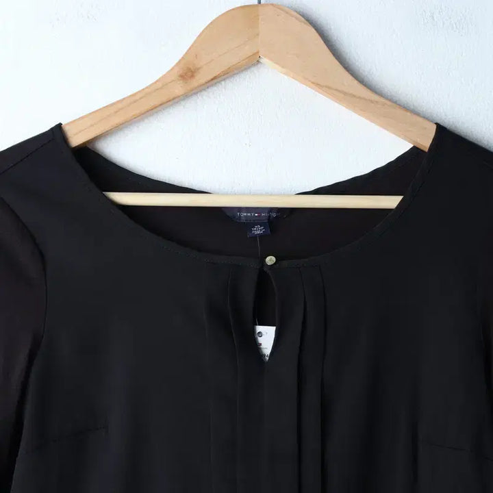 [BUNJANG] Tommy Hilfiger Short Sleeve T-Shirt - Black / W(XS-S) 타미힐피거 반팔 티셔츠 새상품 블라우스 블랙-76CE