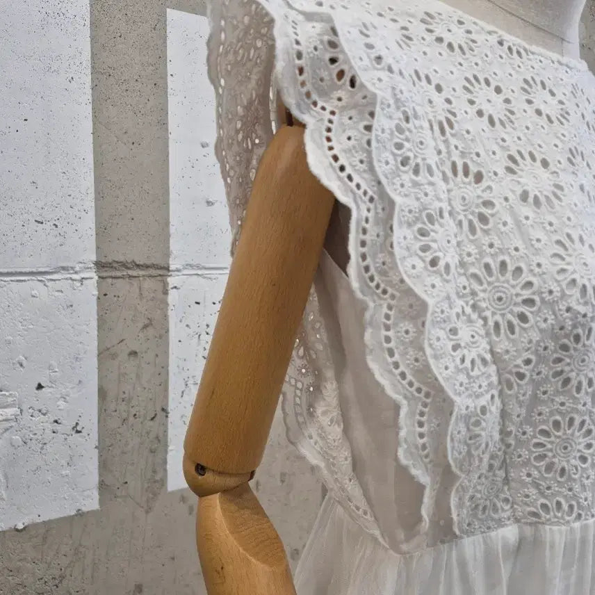 [BUNJANG] White Eyelet Punch Sleeveless Long Dress / 화이트 아일렛 펀칭 민소매 롱원피스