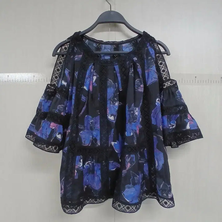 [BUNJANG] Blue Flower Pattern Lace Short-Sleeve Blouse / 블루 플라워 패턴 레이스 반팔 블라우스