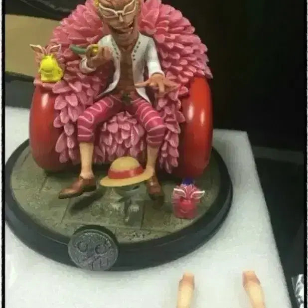 [BUNJANG] One Piece Doflamingo Figure with Chair / 원피스 도플라밍고 피규어희귀템 (의자 포함)