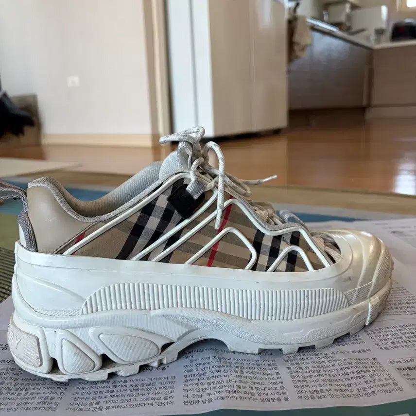 [BUNJANG] Burberry Signature Check Pattern Sneakers / 버버리 스니커즈