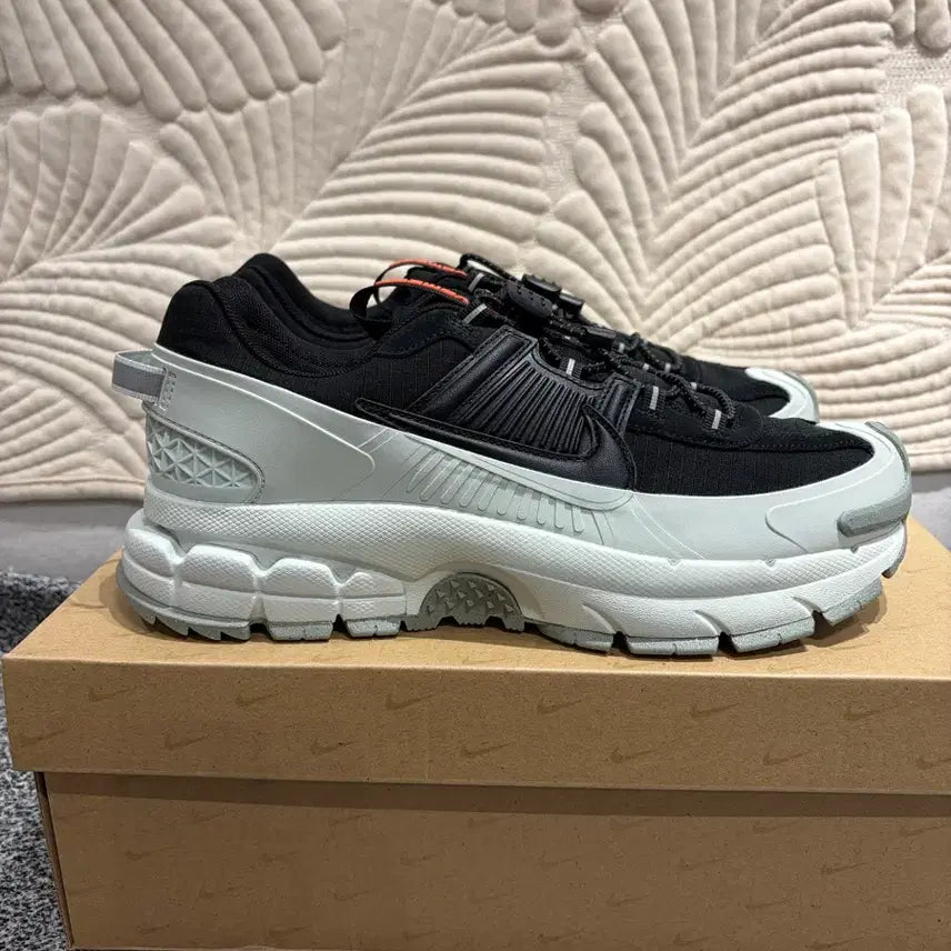 [BUNJANG] Nike Zoom Vomero 5 Black &amp; Silver Running Shoes / 나이키 줌 보메로 롬 블랙&amp;실버 270 275 280