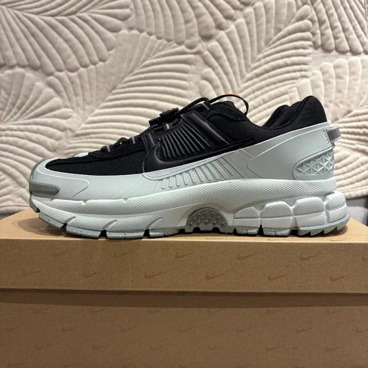 [BUNJANG] Nike Zoom Vomero 5 Black &amp; Silver Running Shoes / 나이키 줌 보메로 롬 블랙&amp;실버 270 275 280