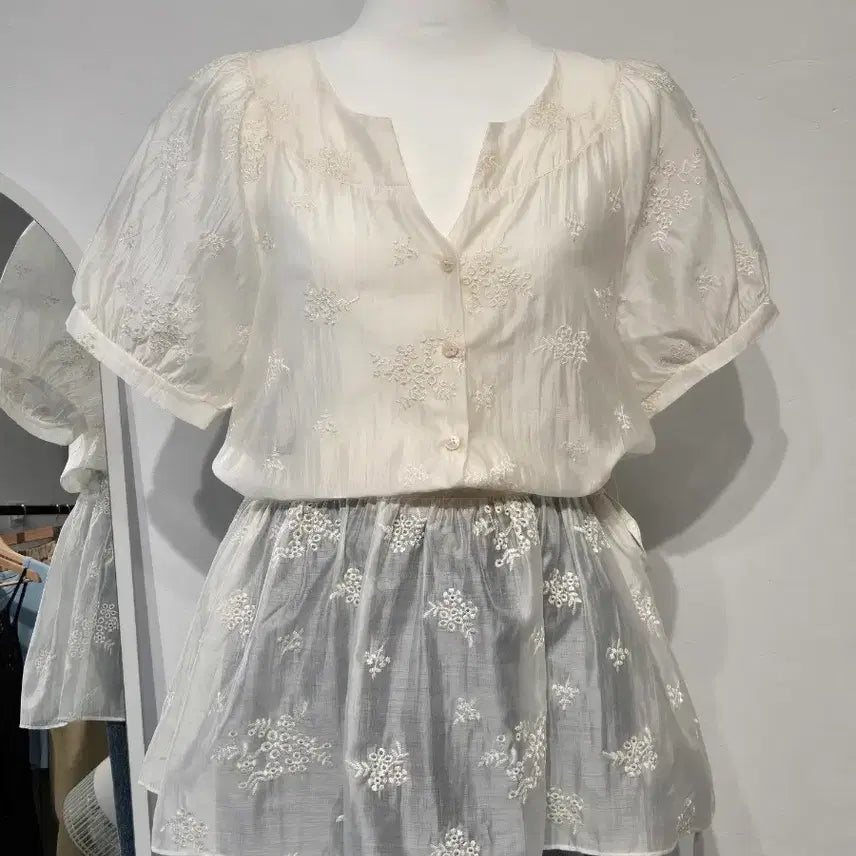 [BUNJANG] Lace Embroidered Blouse / 레이스 자수 블라우스 셔링 반팔