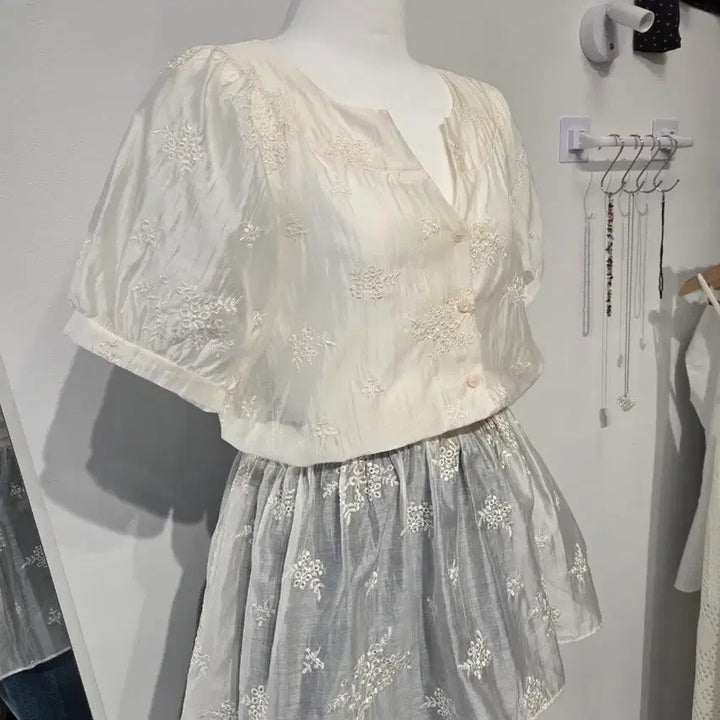 [BUNJANG] Lace Embroidered Blouse / 레이스 자수 블라우스 셔링 반팔