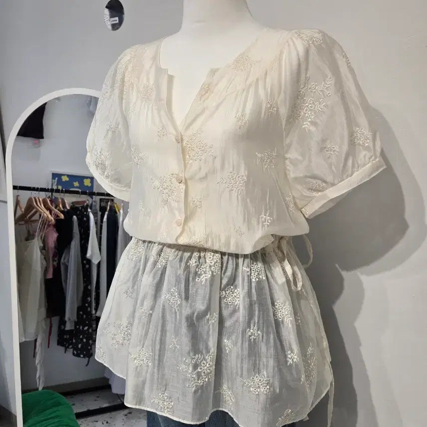 [BUNJANG] Lace Embroidered Blouse / 레이스 자수 블라우스 셔링 반팔