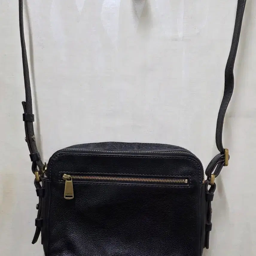 [BUNJANG] Fossil Leather Crossbody Bag / 파슬. 가죽 크로스백.