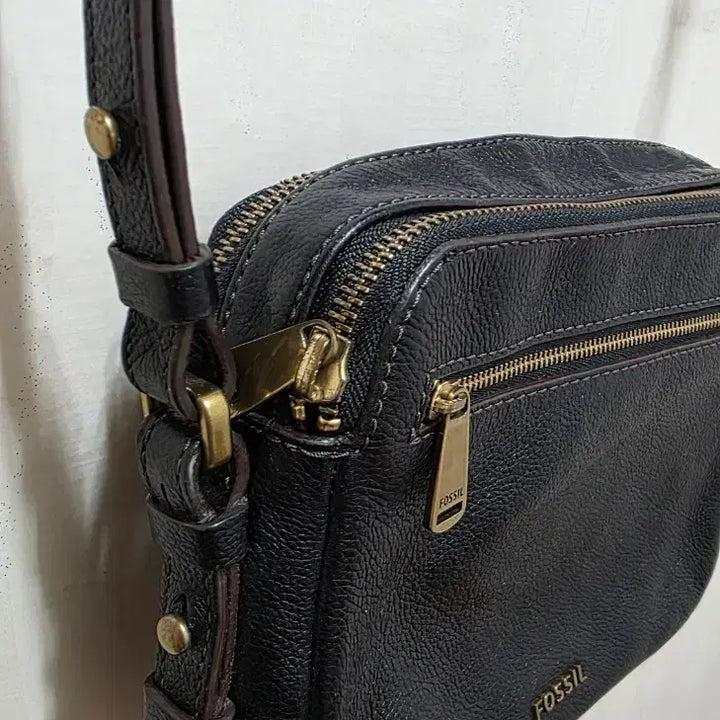 [BUNJANG] Fossil Leather Crossbody Bag / 파슬. 가죽 크로스백.