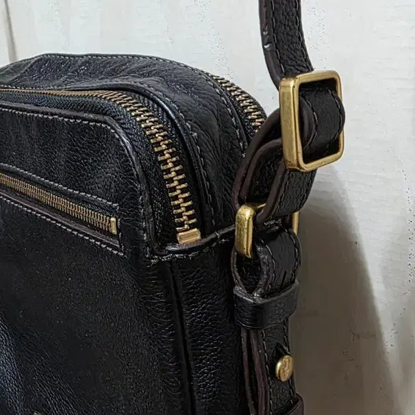 [BUNJANG] Fossil Leather Crossbody Bag / 파슬. 가죽 크로스백.