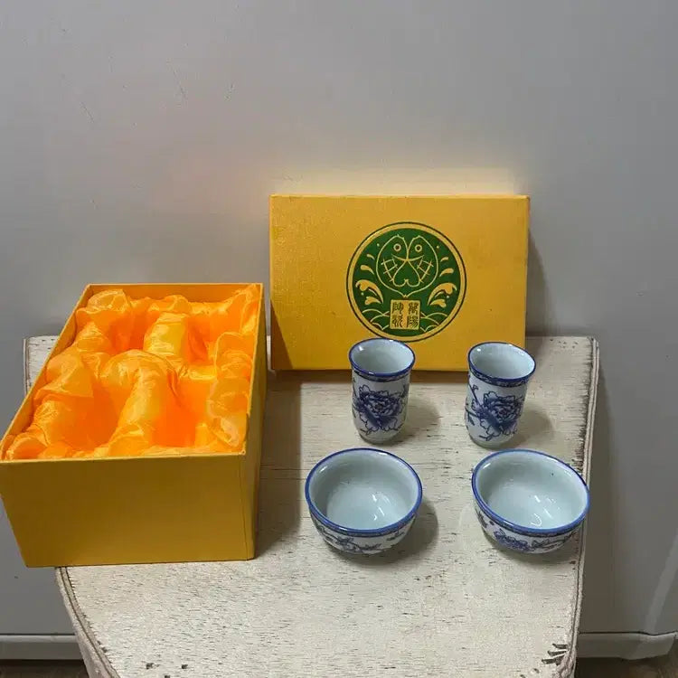 [BUNJANG] Set of 4 Ceramic Cups with Subtle Floral Pattern / 꽃문양이 은은히 퍼지는 도자기 잔4개/  요316