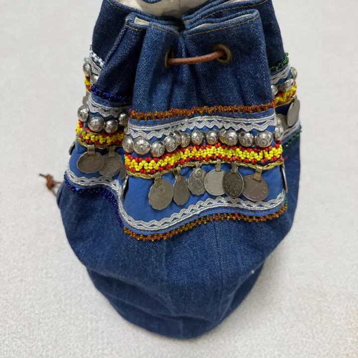 [SOLD OUT] 데님 복주머니 자수 동전 장식 에크루가방