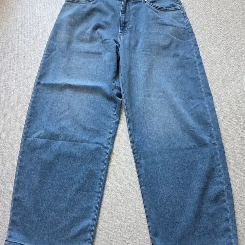 [BUNJANG] Uniqlo EZY Barrel Jeans XL Light Blue Wide Fit / (일본구입)유니클로 EZY 배럴 진 XL 연청 와이드