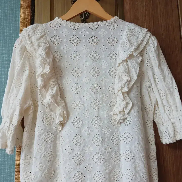 [BUNJANG] Lace Embroidery Punching Blouse / 레이스 자수 펀칭 블라우스