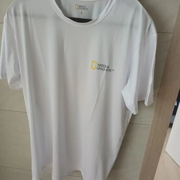 [BUNJANG] National Geographic White Short-Sleeve T-Shirt L / 내셔널지오그래픽 흰색 반팔 티셔츠 L 새상품