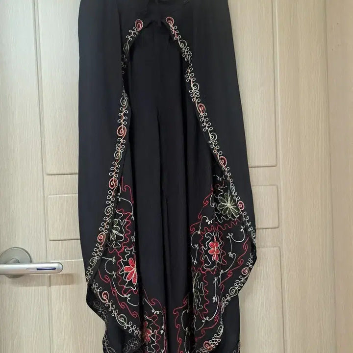 [BUNJANG] Embroidered Black Wide Harem Pants / 자수장식 블랙 와이드 할렘 팬츠