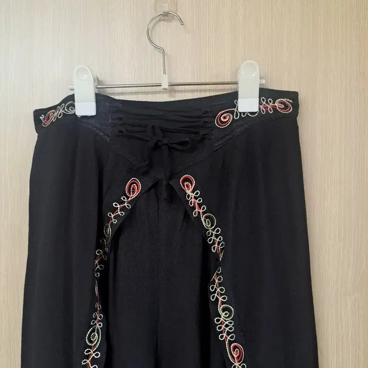 [BUNJANG] Embroidered Black Wide Harem Pants / 자수장식 블랙 와이드 할렘 팬츠