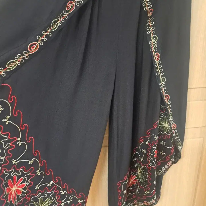 [BUNJANG] Embroidered Black Wide Harem Pants / 자수장식 블랙 와이드 할렘 팬츠