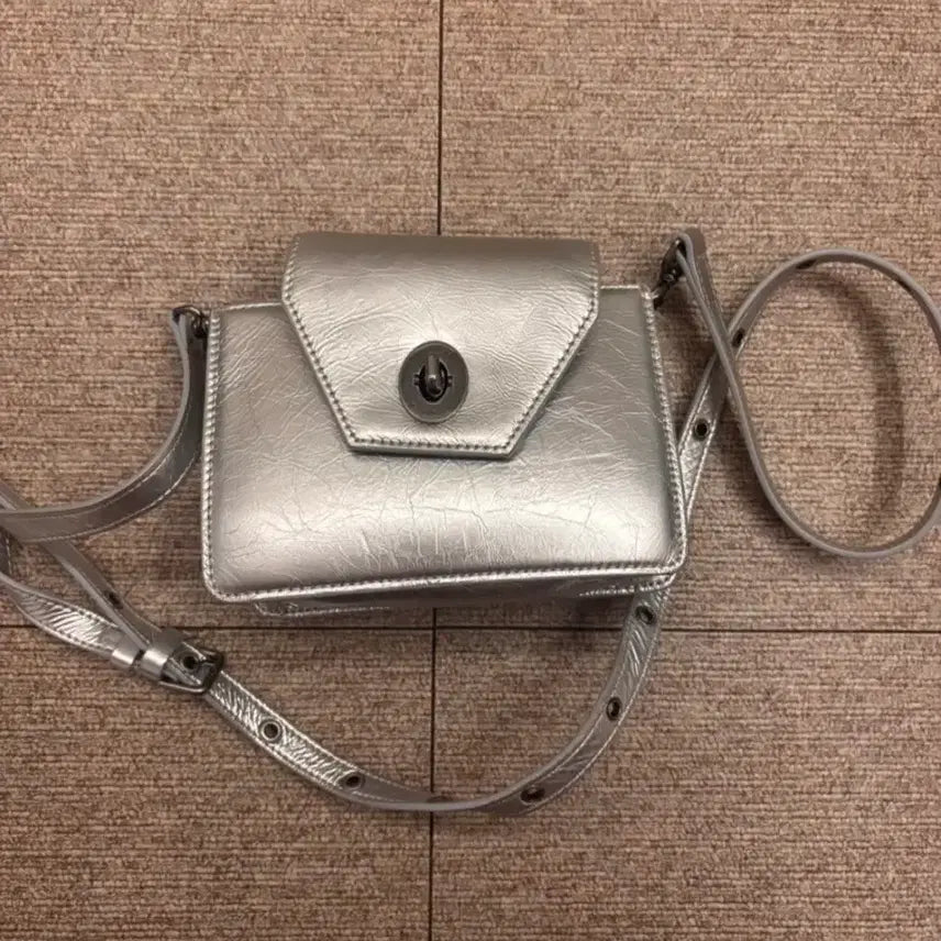 [BUNJANG] Kissing Square Travel Mini Bag Silver / 키시닝 스퀘어 트래블 미니백
