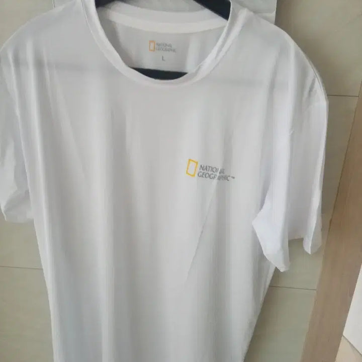 [BUNJANG] National Geographic White Short-Sleeve T-Shirt (L) / 내셔널지오그래픽 흰색 반팔 티셔츠 L 새상품
