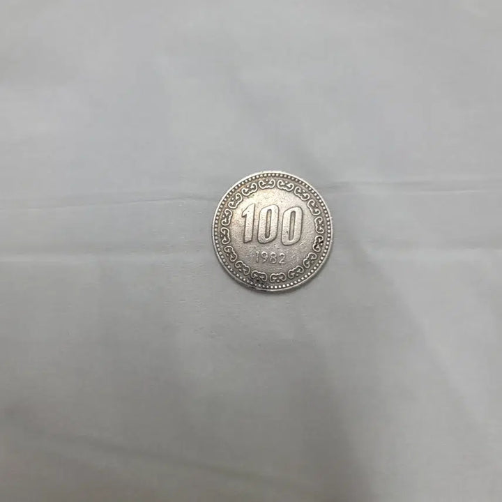 [BUNJANG] 1982 South Korean 100 Won Coin - Rare Year / 1982년 100원 희귀년도