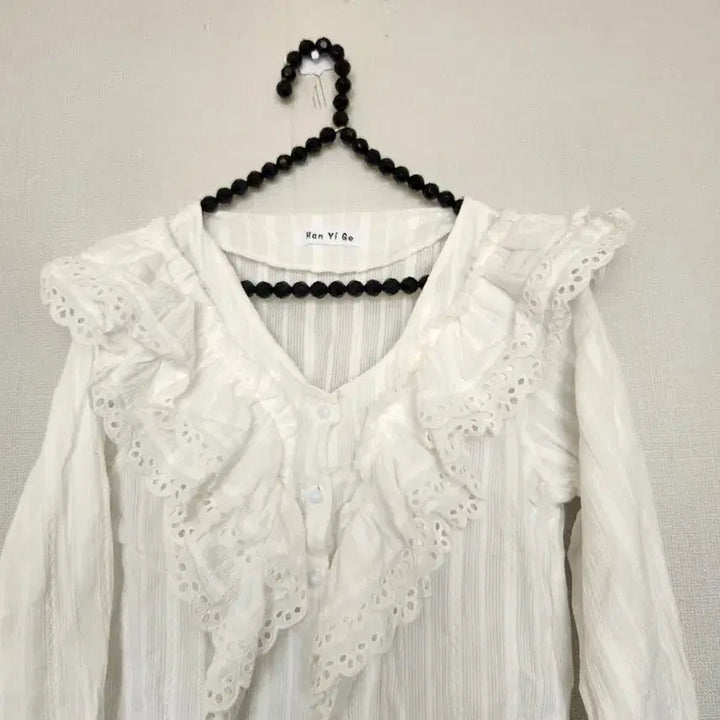 [BUNJANG] Hon Vi Ge Frill Blouse White / Hon Vi Ge 프릴 블라우스 화이트