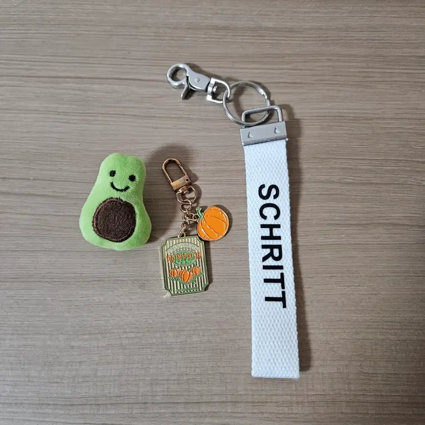 [BUNJANG] Avocado Brooch, Pumpkin Keychain, and Lettering Strap Set / [새상품] 아보카도 브로치 호박 키링 레터링 스트랩 세트