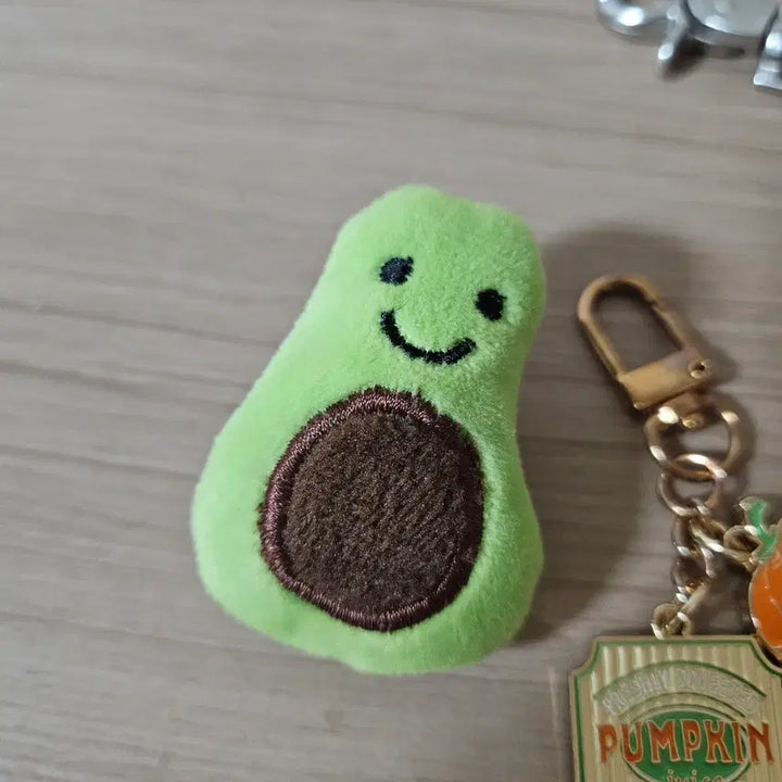 [BUNJANG] Avocado Brooch, Pumpkin Keychain, and Lettering Strap Set / [새상품] 아보카도 브로치 호박 키링 레터링 스트랩 세트