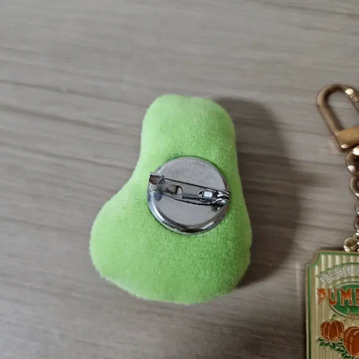 [BUNJANG] Avocado Brooch, Pumpkin Keychain, and Lettering Strap Set / [새상품] 아보카도 브로치 호박 키링 레터링 스트랩 세트