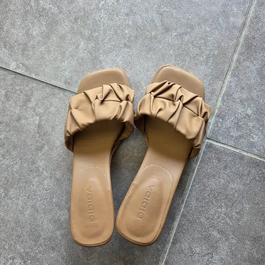 [BUNJANG] Soft Wrinkle Detail Sandals Slippers / 샌듵