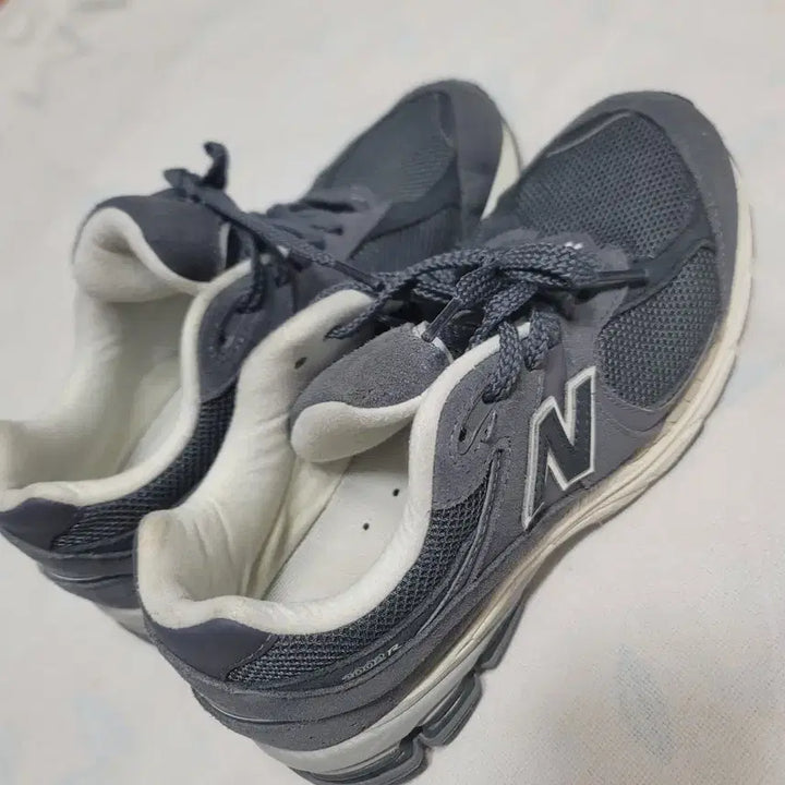 [SOLD OUT] 뉴발란스 2002R 그레이 운동화 260