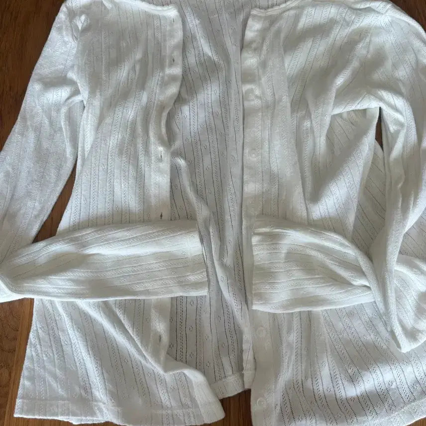[BUNJANG] Brandy Melville Punching Cardigan / 살안타템 브랜디멜빌 펀칭 가디건