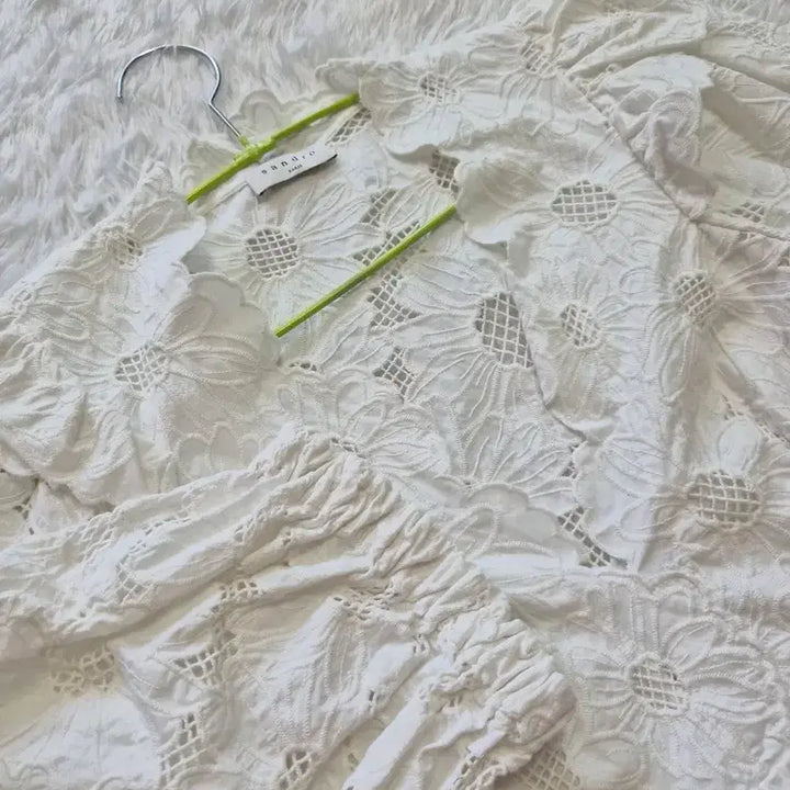 [SOLD OUT] 산드로 아일렛 블라우스 화이트 퍼프소매 44