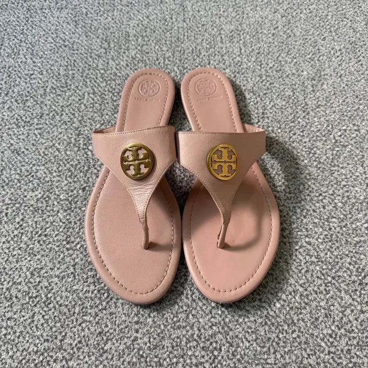 [BUNJANG] Tory Burch Flat Shoes Pink Gold Logo Size 260 / 토리버치 플랫슈즈 9.5 260