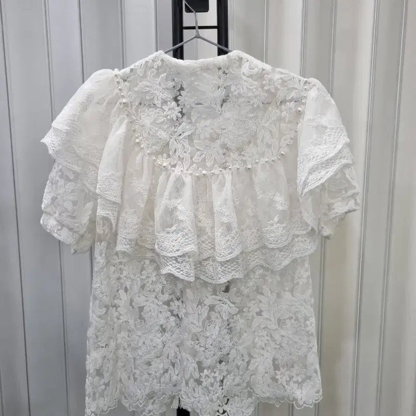 [BUNJANG] White Lace Blouse with Pearl Embellishments / 화이트 레이스 블라우스 진주 장식