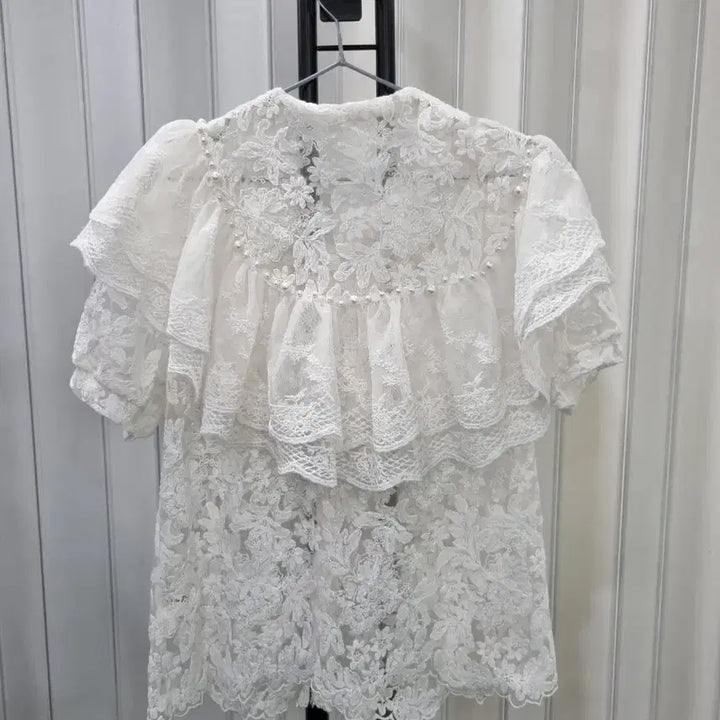 [BUNJANG] White Lace Blouse with Pearl Embellishments / 화이트 레이스 블라우스 진주 장식