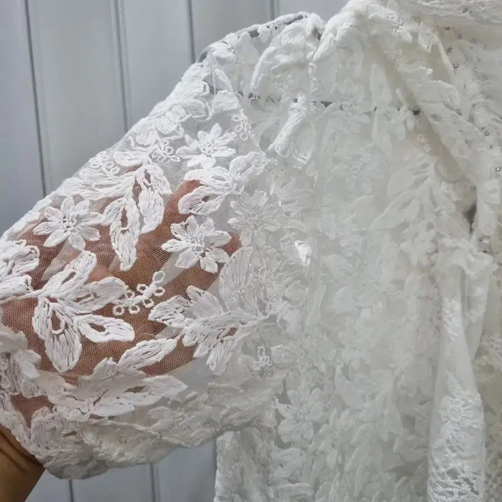 [BUNJANG] White Lace Blouse with Pearl Embellishments / 화이트 레이스 블라우스 진주 장식