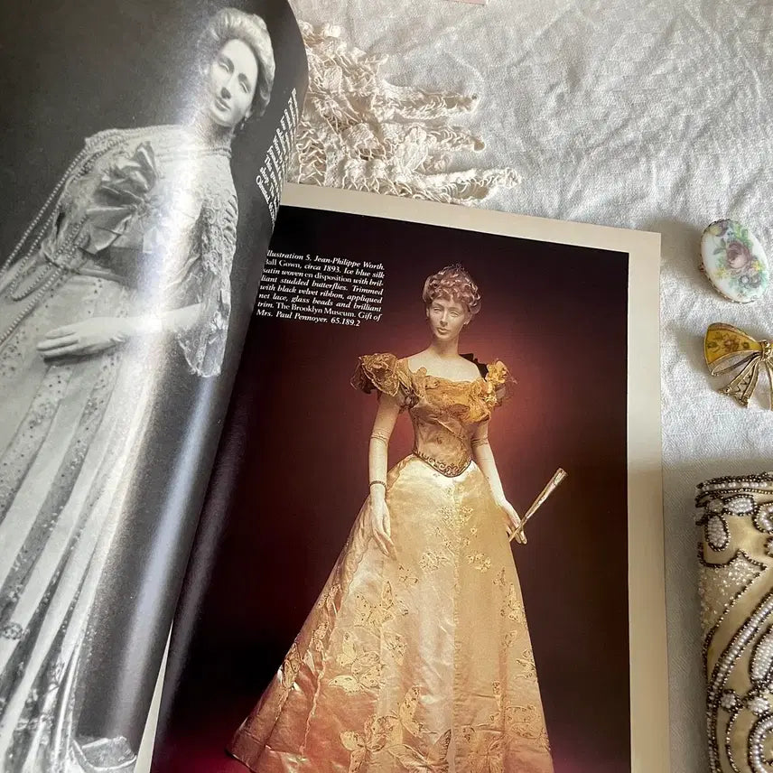 [BUNJANG] 1990s Vintage Fashion Magazine: Victorian &amp; Deco (Rare) / 1990s/빈티지 패션 매거진 빅토리안 그리고 데코(rare)