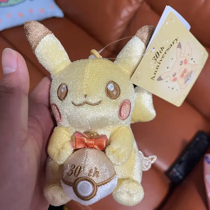[BUNJANG] Pokemon 30th Anniversary Gold Pikachu Limited Edition Keychain / 포켓몬 30주년 골드 피카츄 금카츄 키링