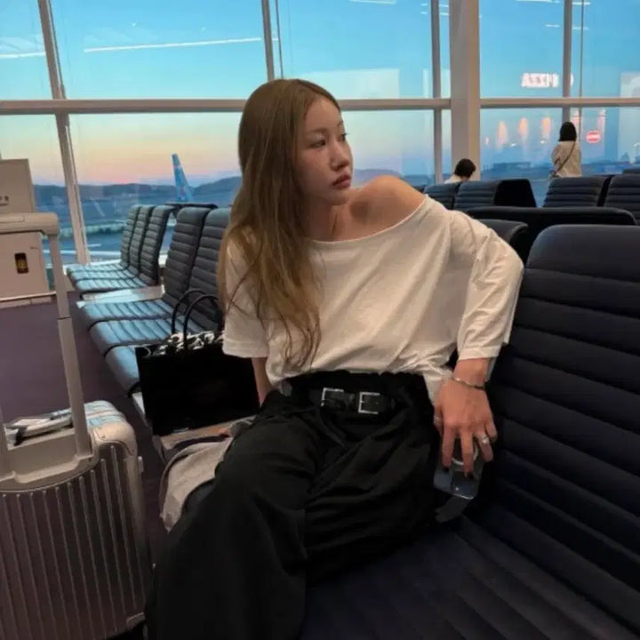 [BUNJANG] Outfit Asymmetric Off-Shoulder Short-Sleeved T-Shirt / 아웃핏 언발 오프숄더 반팔티
