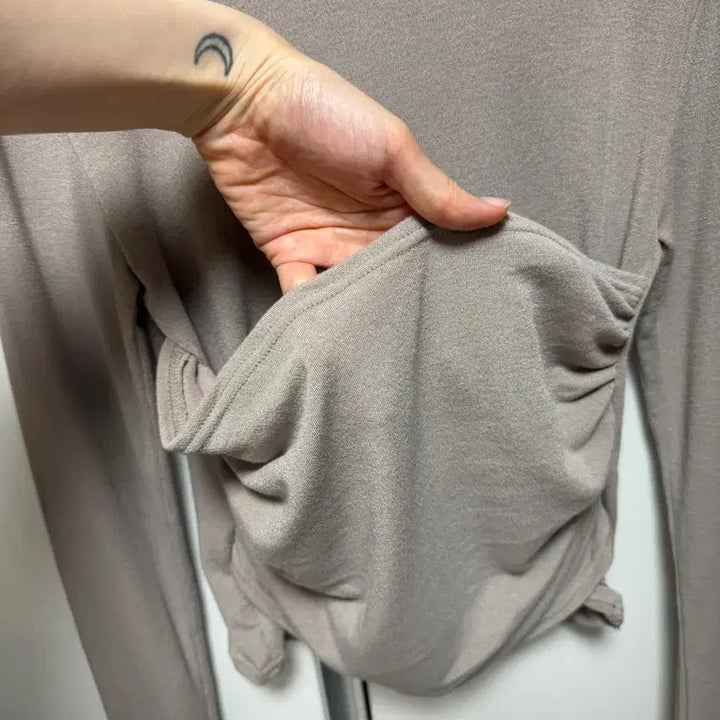 [BUNJANG] Beige Shirring Long Sleeve T-Shirt / 베이지 셔링 긴팔 티셔츠