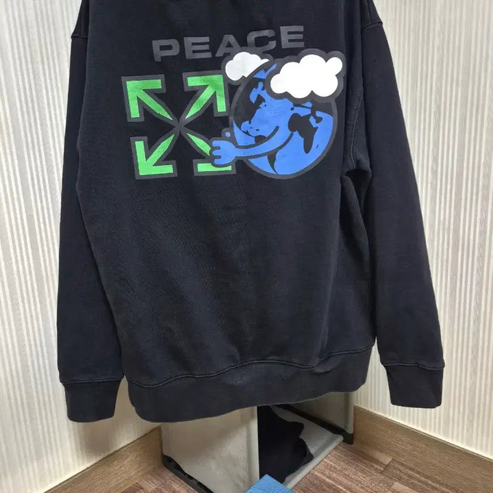 [SOLD OUT] 오프화이트 월드 피스 맨투맨 XS 95-100 판매합니다 자연스런 사용