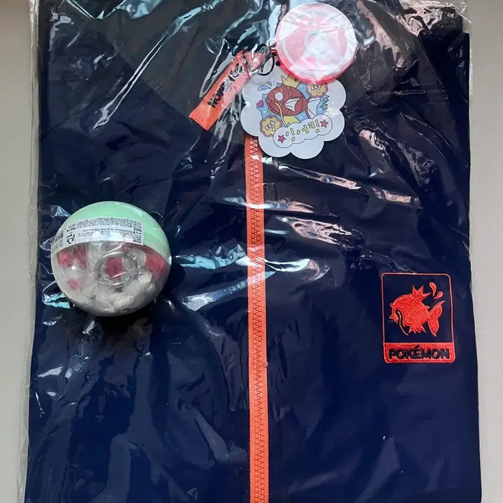 [BUNJANG] Pokemon Magikarp Windbreaker Jacket &amp; Charm Bundle (New) / 썬캡부채증정)포켓몬 잉어킹 바람막이 점퍼&amp;수컷 액막이 키링 일괄 새상품