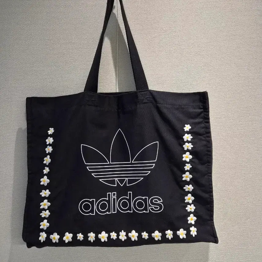 [BUNJANG] Adidas Black Floral Embroidered Tote Bag / 아디다스 블랙 꽃 장식 토트백