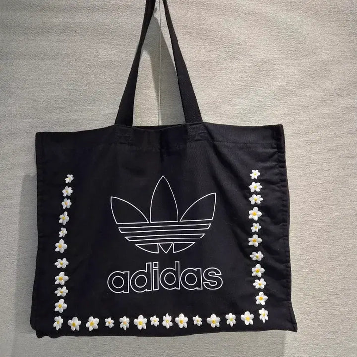[BUNJANG] Adidas Black Floral Embroidered Tote Bag / 아디다스 블랙 꽃 장식 토트백