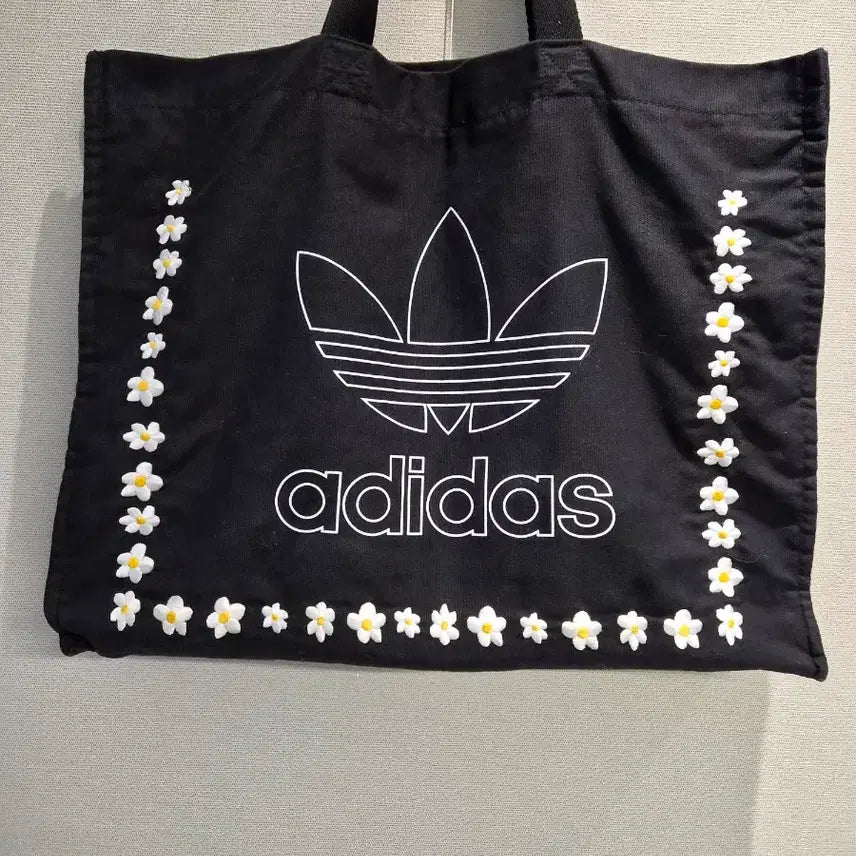 [BUNJANG] Adidas Black Floral Embroidered Tote Bag / 아디다스 블랙 꽃 장식 토트백