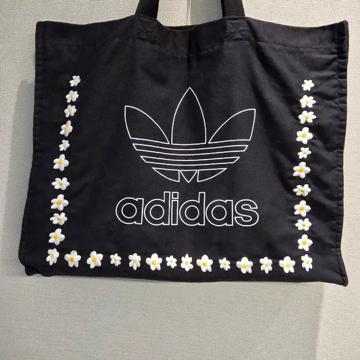 [BUNJANG] Adidas Black Floral Embroidered Tote Bag / 아디다스 블랙 꽃 장식 토트백