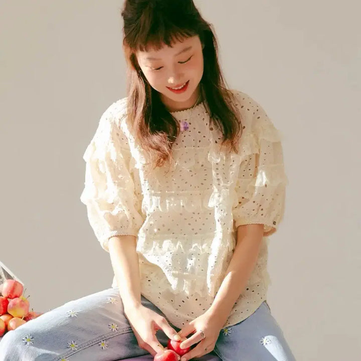 [SOLD OUT] 써스데이아일랜드 레이스 펀칭 퍼프 블라우스